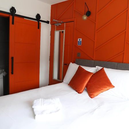 Pe2 Suites: Private Rooms with Kitchenettes for Flexible Stays Peterborough Exterior photo