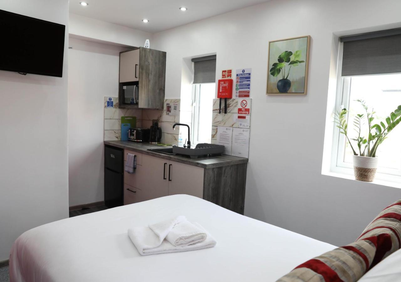 Pe2 Suites: Private Rooms with Kitchenettes for Flexible Stays Peterborough Exterior photo