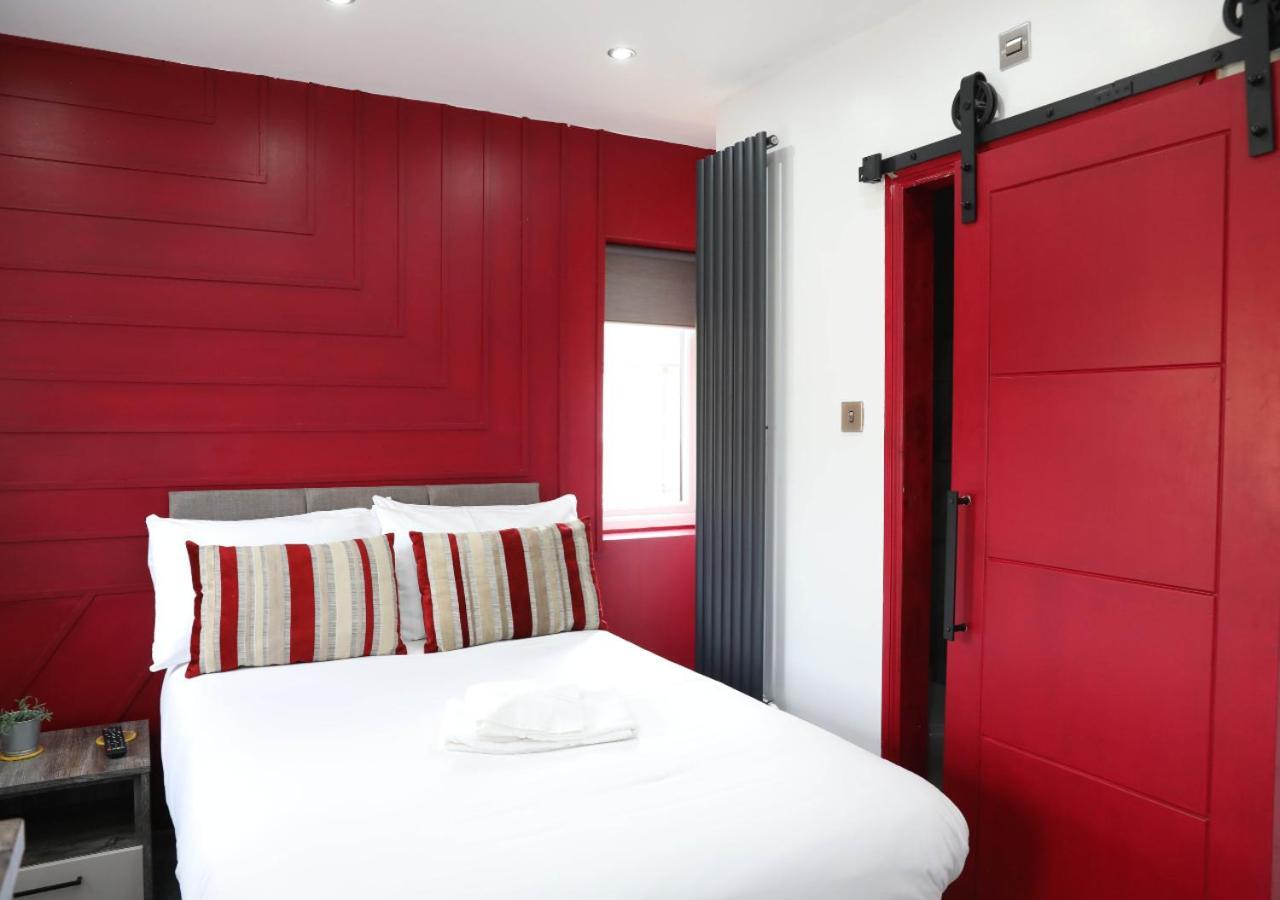 Pe2 Suites: Private Rooms with Kitchenettes for Flexible Stays Peterborough Exterior photo