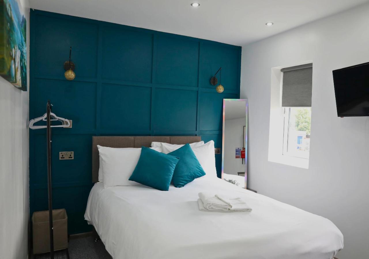 Pe2 Suites: Private Rooms with Kitchenettes for Flexible Stays Peterborough Exterior photo