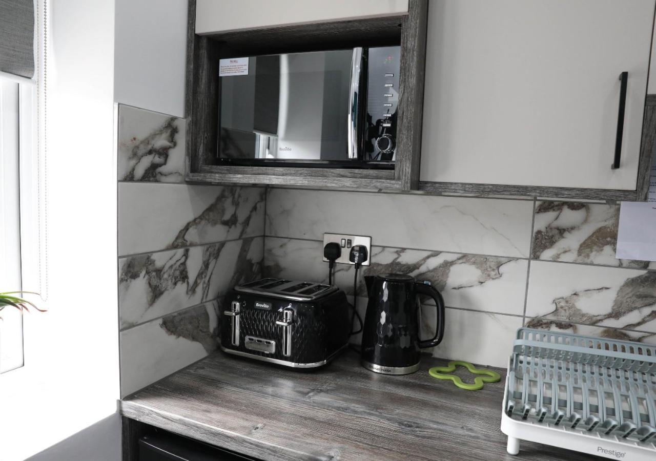 Pe2 Suites: Private Rooms with Kitchenettes for Flexible Stays Peterborough Exterior photo