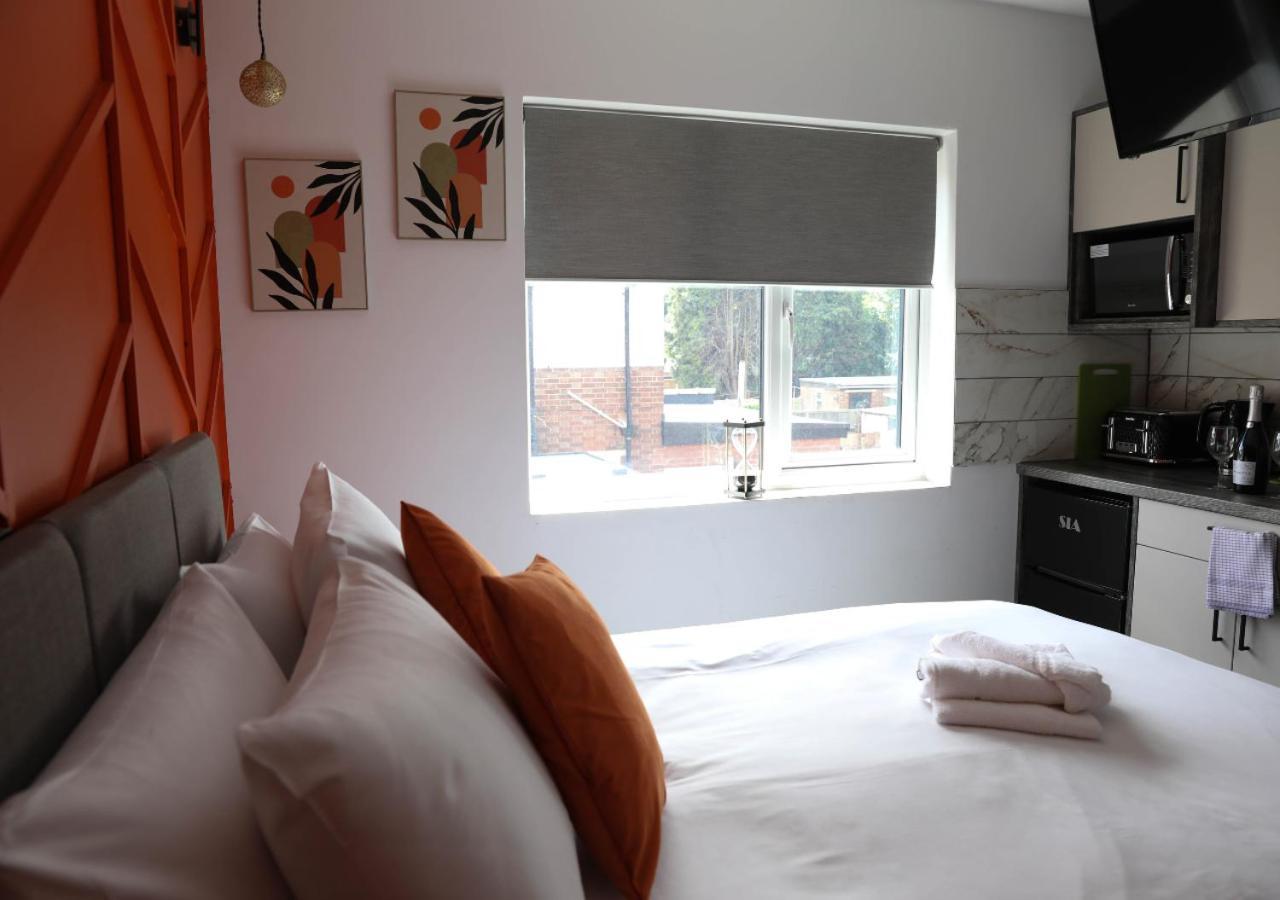 Pe2 Suites: Private Rooms with Kitchenettes for Flexible Stays Peterborough Exterior photo