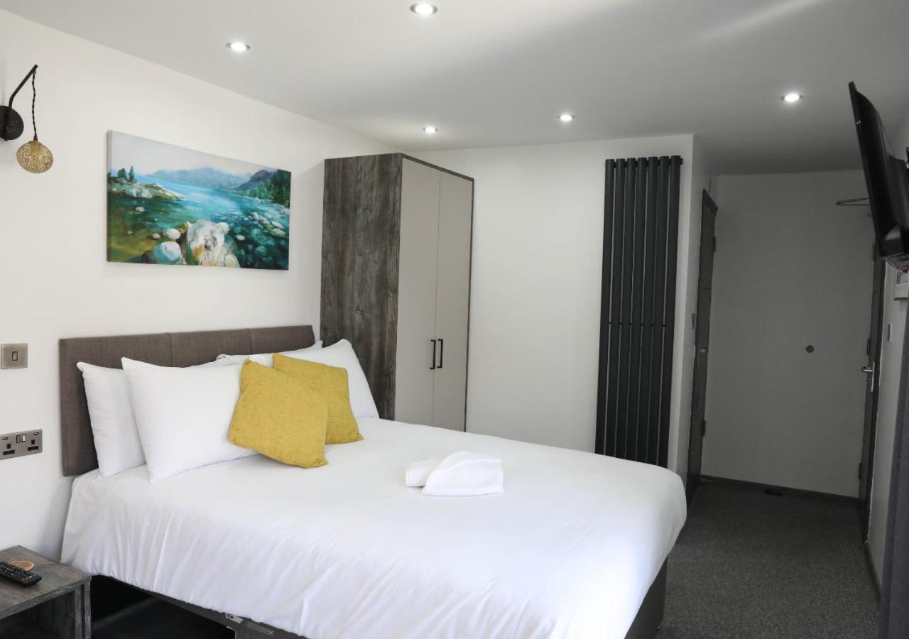 Pe2 Suites: Private Rooms with Kitchenettes for Flexible Stays Peterborough Exterior photo