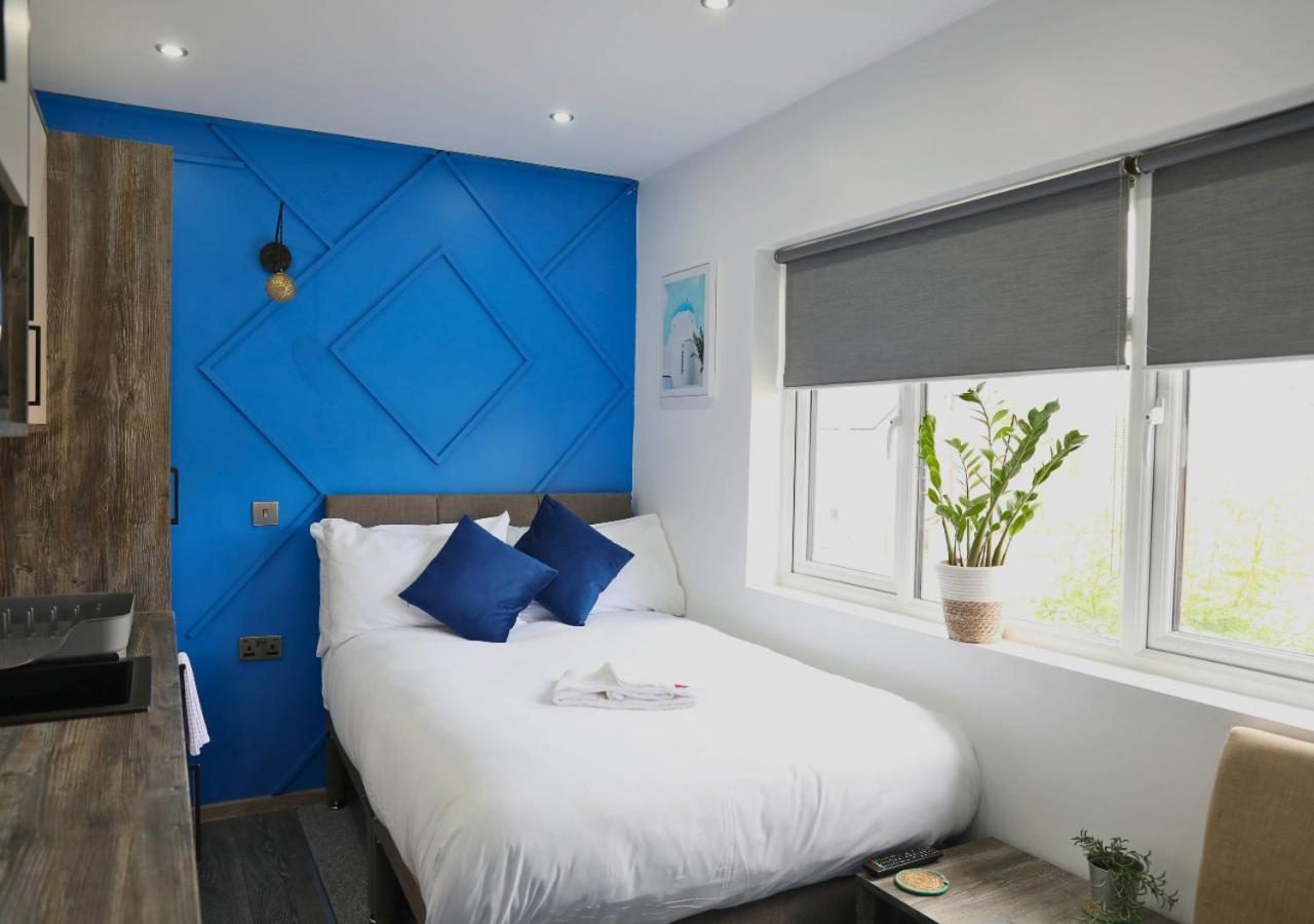 Pe2 Suites: Private Rooms with Kitchenettes for Flexible Stays Peterborough Exterior photo